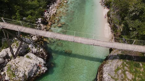Eine-Schöne-Drohnenaufnahme-Des-Flusses-Soča-Mit-Einer-Brücke