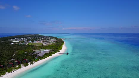 Luftaufstieg-über-Einer-Kleinen-Luxusinsel-Auf-Den-Malediven-An-Einem-Perfekten-Tag