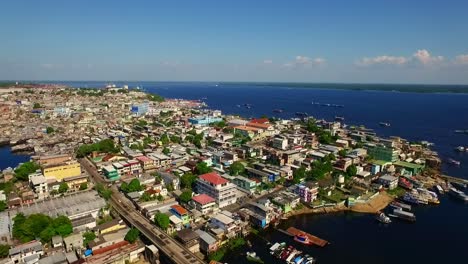 Drohnenschuss,-Der-An-Einem-Heißen-Sonnigen-Tag-über-Die-Stadt-Manaus-In-Brasilien-Fliegt