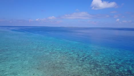 Ruhiges-Tropisches-Meer-Mit-Satten-Farben-In-Der-Nähe-Des-Nestes,-Palawan,-Philippinen