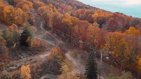 Gondola-Going-Up-Mountain-on-an-Autumn-Afternoon