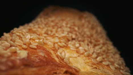 Sesamsamen-Bedecken-Die-Kruste-Des-Frisch-Gebackenen-Brotes-Mit-Weizenmehl-In-Einer-Goldenen-Farbe
