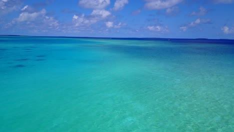turquoise-waters-of-the-Caribbean-sea,-drone-footage-wide-angle-vertical-movement