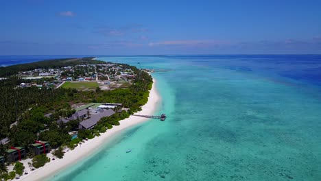 Antenne,-Die-Auf-Einer-Kleinen,-Wunderschönen-Insel-Der-Malediven-Mit-Öko-Strandhotels-Und-Strahlend-Blauem-Meer-Ankommt-4k