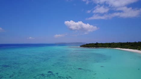 Carretilla-Aérea-Hacia-Adelante-Sobre-Aguas-Azules-Poco-Profundas-Y-Barco-En-Las-Islas-Del-Paraíso-De-Maldivas-4k