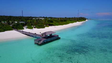 Strandresort-Mit-Verbindungssteg-Am-Abgelegenen-Strand-Der-Malediven