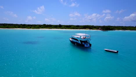 Touristisches-Boot,-Das-Im-Türkisfarbenen-Wasser-Einer-Tropischen-Insel-Verankert-Ist,-Drohnenaufnahmen-Mit-Kreisförmiger-Bewegung