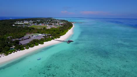 Luftbild-Eines-Resorts-Auf-Den-Malediven-Mit-Weißen-Sandstränden-Und-Tiefblauem-Meer