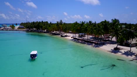 Barco-De-Pesca-Oscilante-En-Aguas-Turquesas-Por-Playa-Blanca-En-Maldivas-Tropicales