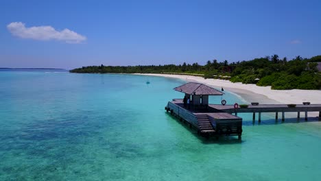 Tourists-on-Maldives-island-dock