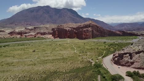 Vista-Aérea-De-Drones-Sobre-Las-Dramáticas-Formaciones-De-Roca-Roja-De-Los-Valles-Calchaquíes-En-Argentina