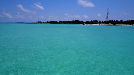 Tiefflug-über-Das-Makellose-Wasser-Des-Indischen-Ozeans-In-Richtung-Insel-Auf-Den-Malediven