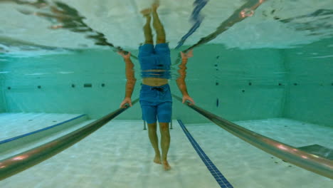 Physical-therapy-under-water-walking-rehabilitation