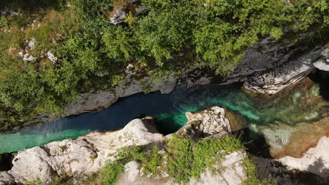 Eine-Schöne-Aussicht-Auf-Den-Fluss-Soča-Mit-Drohne-In-Slowenien