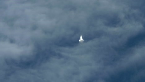 Luftaufnahme-Vom-Flugzeug-Des-Segelbootes-Auf-Dem-Ozean-Mit-Leichten-Wolken