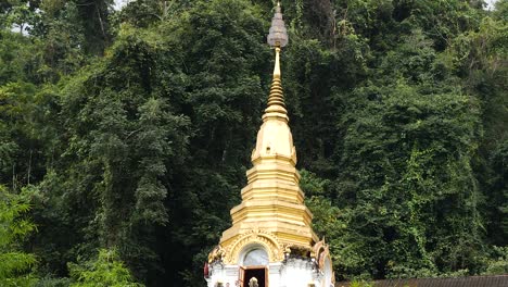 Golden-Temple-Pagoda-in-the-jungle-Wat-Tham-Pha-Plong,-Chiang-Dao,-Thailand