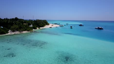 Atemberaubende-Landschaft-Der-Tropischen-Malediven-Insel,-Vorwärtsneigung-Aus-Der-Luft-In-4k