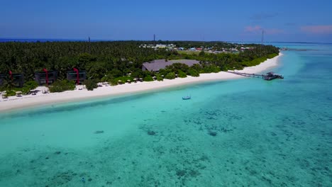 Luftaufnahme-Eines-Karibischen-Resorts-Am-Weißen-Sandstrand-Und-Dem-Türkisfarbenen-Meer