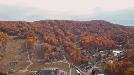 4k-Drohnenaufnahme-Des-Berges-Im-Herbst