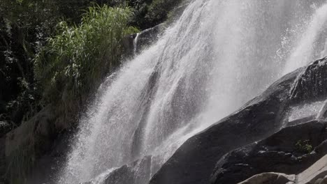 Kaskadierender-Wasserfall-In-Zeitlupe-über-Felsige-Oberflächenwand