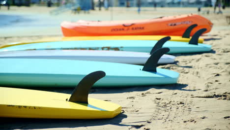 Surfbretter-Aufgereiht-An-Einem-Urlaubstag-Für-Touristen-Am-Strand-Von-Santa-Monica,-Kalifornien