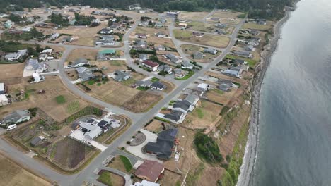 Orbiting-aerial-view-of-a-beachfront-community-in-Washington-State