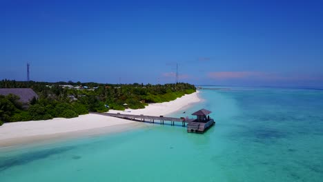 Suave-Ascenso-E-Inclinación-De-La-Hermosa-Isla-De-Maldivas