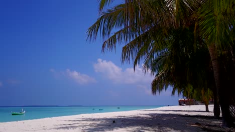 Karibische-Szene,-Weißer-Sandstrand-Mit-Palmen-Und-Leuchtend-Blauem-Wasser,-Dolly-Back-Shot-4k
