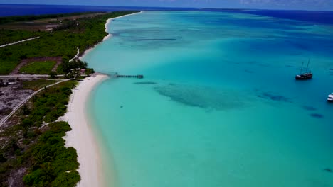 Tranquil-aquamarine-waters-of-Maldives-paradise-islands-atoll,-Aerial-angle-4k