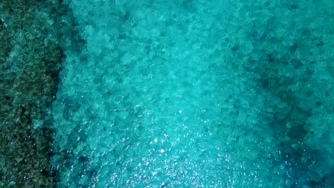 Blick-Von-Oben-Nach-Unten-Auf-Wellen-Im-Türkisfarbenen-Wasser-Der-Malediven,-Indischer-Ozean-4k