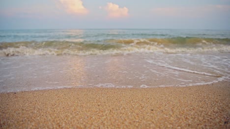 Nahaufnahme-Von-Sand-Und-Wellen,-Die-Ufer-An-Einem-Tropischen-Strand-In-Thailand-Auf-Der-Tropischen-Insel-Koh-Samui-Umspülen,-Wellen,-Die-Am-Sandstrand-Brechen,-Detailaufnahme,-Hintergrund-Mit-Kopienraum