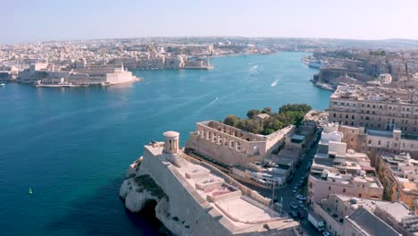 Drone-Volando-Sobre-La-Ciudad-De-La-Valletta-En-Malta