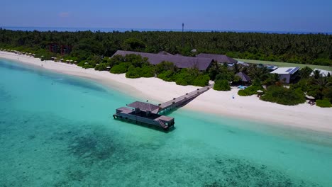Asombrosas-Aguas-Transparentes-Y-Vibrantes-De-Las-Islas-Maldivas,-Elevación-Aérea-En-El-Resort,-Sin-Gente-4k