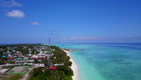 Drohnenaufnahmen,-Die-über-Die-Ufer-Einer-Kleinen-Stadt-Auf-Den-Malediven-Fliegen,-Mit-Blick-Auf-Einen-Kleinen-Fischerhafen