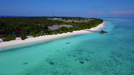 Vast-scenery-of-Maldives-island,-white-beach,-lush-palm-tree-forrest-and-beautiful-clear-ocean