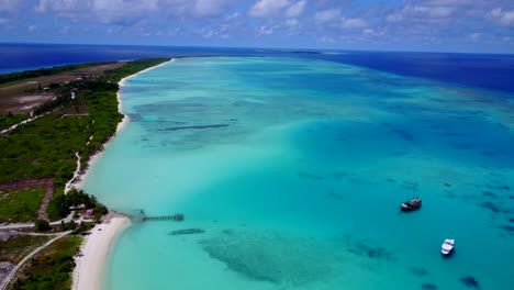 Riesiger-Panoramischer-Luftabstieg-über-Tropische-Insel-Auf-Den-Malediven