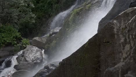 Wasserspray-Von-Einem-Schnell-Fließenden-Wasserfall-über-Felsigem-Gelände