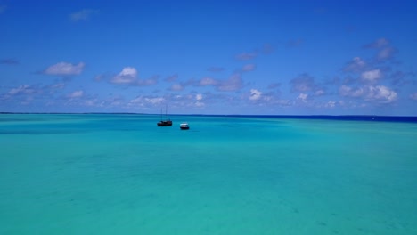 Volando-Sobre-Los-Océanos-Azules-Serenos-De-Las-Maldivas-En-Un-Día-Perfecto-En-El-Océano-índico