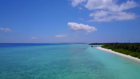 Atemberaubende-Tropische-Insel-Der-Seychellen,-Luftstoß-über-Den-Türkisfarbenen-Ozean-4k