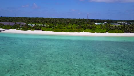 Malediven-Küste-Bei-Sonnigem-Wetter-Mit-Leuchtenden-Farben