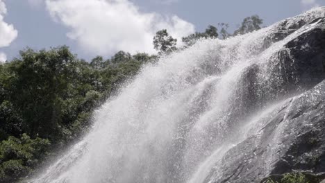 Zeitlupenansicht-Des-Felsigen-Geländes-Des-Wasserfalls-Mit-Kaskadierenden-Wasserläufen