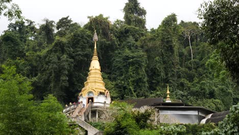 Goldene-Tempelpagode-Im-Dschungel-Wat-Tham-Pha-Plong,-Chiang-Dao,-Thailand