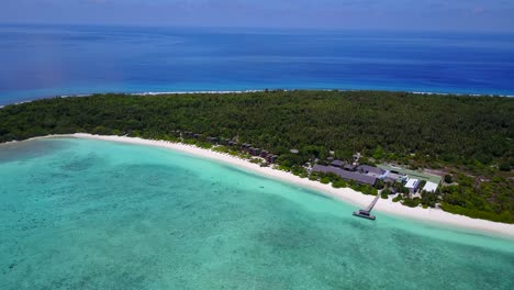 Hermosa-Isla-En-Las-Maldivas,-Playas-De-Arena-Blanca-Pura,-Aguas-Cristalinas-Azules-Y-Turquesas
