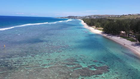 Luftaufnahme-über-Die-Küste-Der-Insel-La-Réunion-Mit-Korallenriffen-Unter-Dem-Türkisfarbenen-Wasser