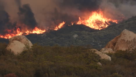 Verheerende-Flammen-Hüllen-Und-Brennenden-Wald-In-Fairview-Fire-Auf-Hemet-Kalifornien-Ein