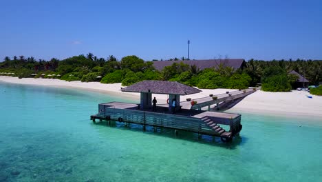 Turistas-Esperando-A-La-Sombra-Para-El-Barco-En-El-Muelle-De-La-Isla-De-Maldivas