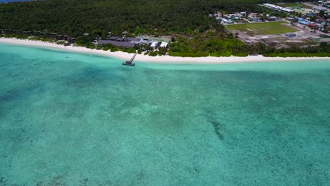 Pase-Suavemente-Sobre-La-Exótica-Isla-De-Maldivas-En-Un-Día-Soleado