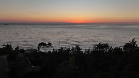 Silhouetten-Von-Bäumen-Und-Häusern-Mit-Blick-Auf-Den-Sonnenuntergang-über-Dem-Pazifischen-Ozean