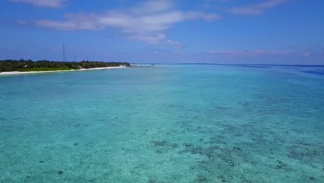 Aufstieg-über-Das-Seichte-Blaue-Meer-Der-Malediven-Mit-Tropischer-Insel-In-Der-Ferne,-4k