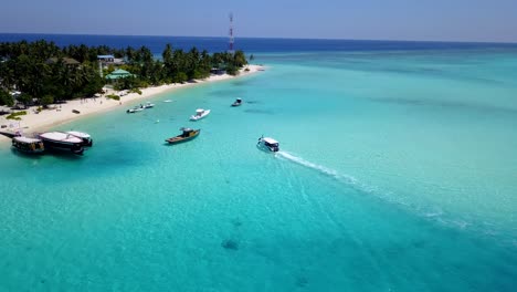 Ein-Touristenboot-Nähert-Sich-Einem-Resort-Auf-Dem-Türkisfarbenen-Wasser-Der-Karibik